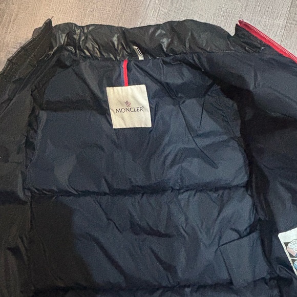 Moncler Navy Puffer Jacket with Red Accents - Picture 3 of 6